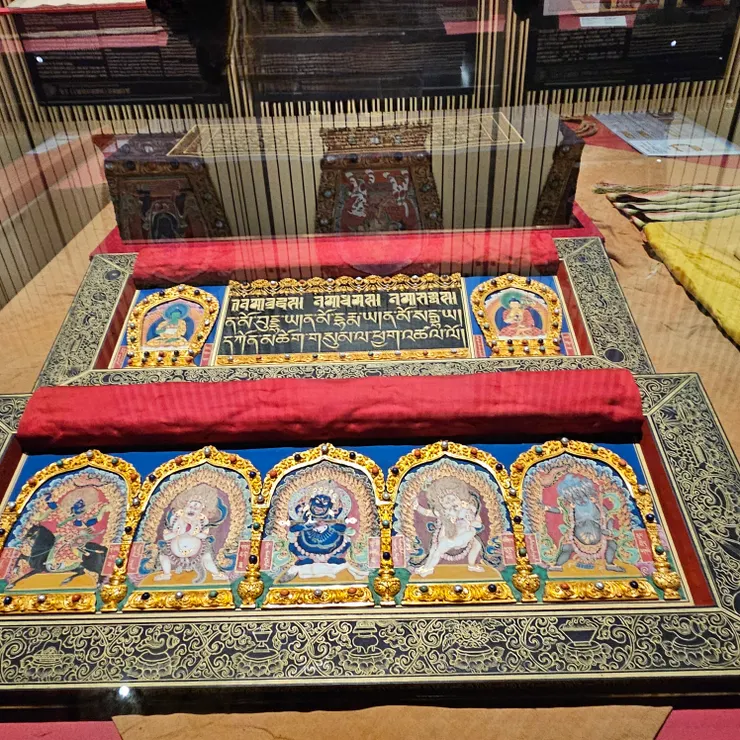 佛像及裝飾的珠寶