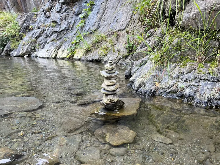 在韓國也常看到堆石