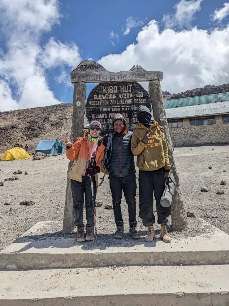 中間是貼心的禮物,右邊是來找我們的師兄