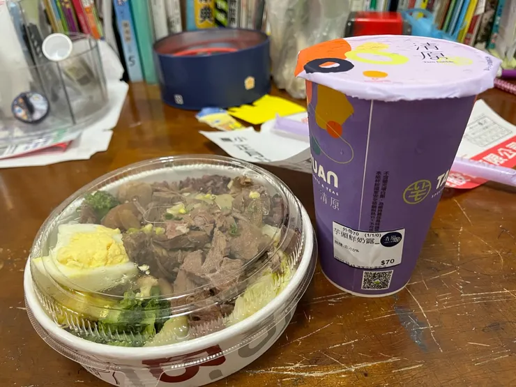便當是私房滷牛腱飯半。