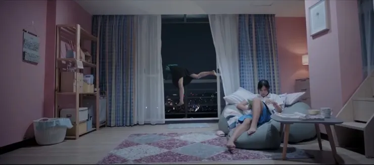 茉莉成為空中飛人的那一剎那,轉瞬間便天人永隔(《你的孩子不是你的孩子 - 茉莉的最後一天》)