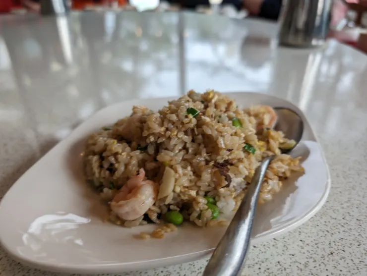 蝦仁炒飯先來，讓小朋友們先吃一點