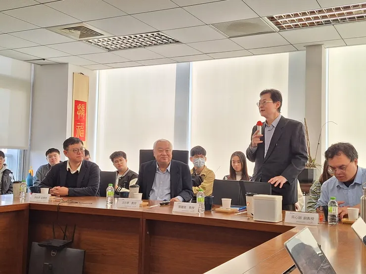 11月29日，台灣大學胡佛東亞民主研究中心、Korea Foundation合作舉辦「中美關係與中國對朝鮮半島的政策轉型」演講，由華東師範大學歷史系終身教授暨冷戰國際史研究中心主任沈志華主講，台灣大學國家發展所教授、歐盟莫內講座葉國俊主持，台灣大學政治學系副教授、台灣大學社會科學院國際長郭銘傑與談。（劉燕婷攝）  