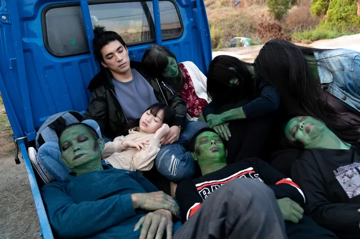 林哲熹首次在台劇中毒挑大樑,在《地獄里長》中飾演能見鬼的里長。(圖片來源:《地獄里長》粉絲團