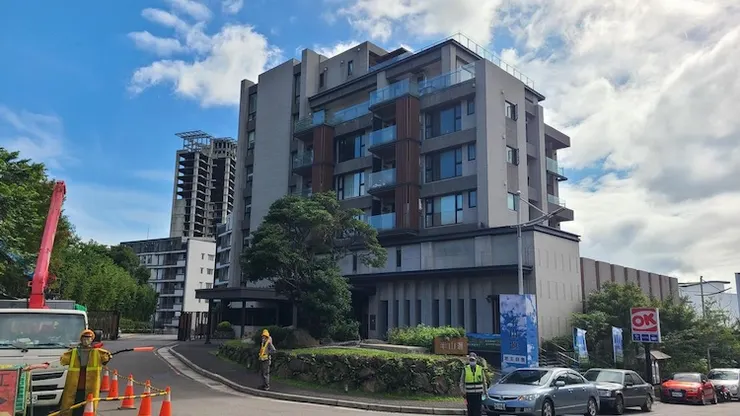 「半山匯」旗艦建築，最重要是那家OK便利超商，是當地人朝聖要地，不然就得下山採購。