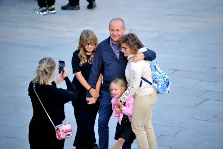 【雖不能進尊前留影一見仍勝百聞】