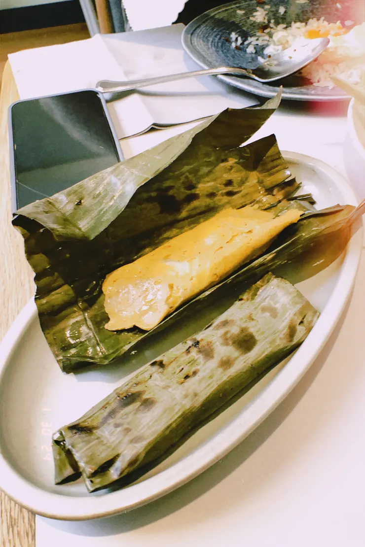 店家自製魚糕,用香蕉葉包裹製成(圖片來源:本文作者)