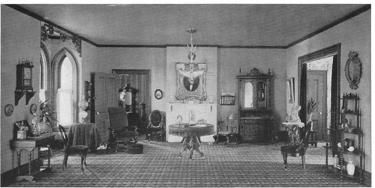 展示維多利亞時期濃重裝飾風格，桌布、椅肩與家具面多覆蓋布料或蕾絲裝飾。