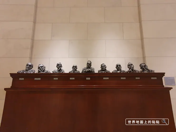 大法官群小雕像