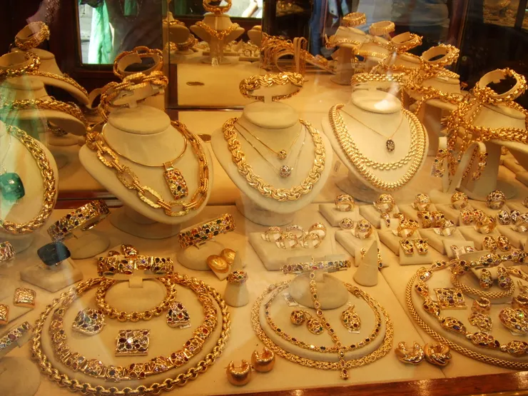 路過佛羅倫斯賣金飾的店家櫥窗，金光閃閃的金飾看到人兩眼發直。