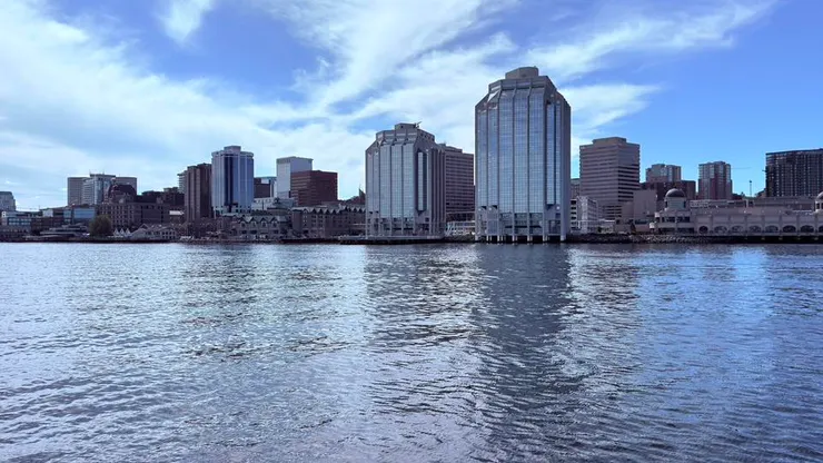 以海水為冷卻媒介降低室內溫度的環保綠色大樓