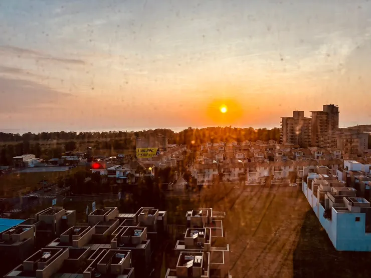 飯店走廊望出去的夕陽（圖片來源：辰心）