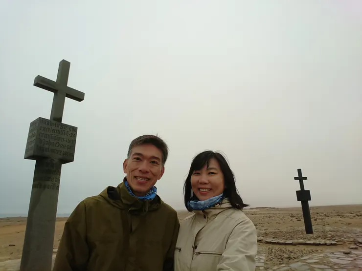 十字架聳立在海岸邊