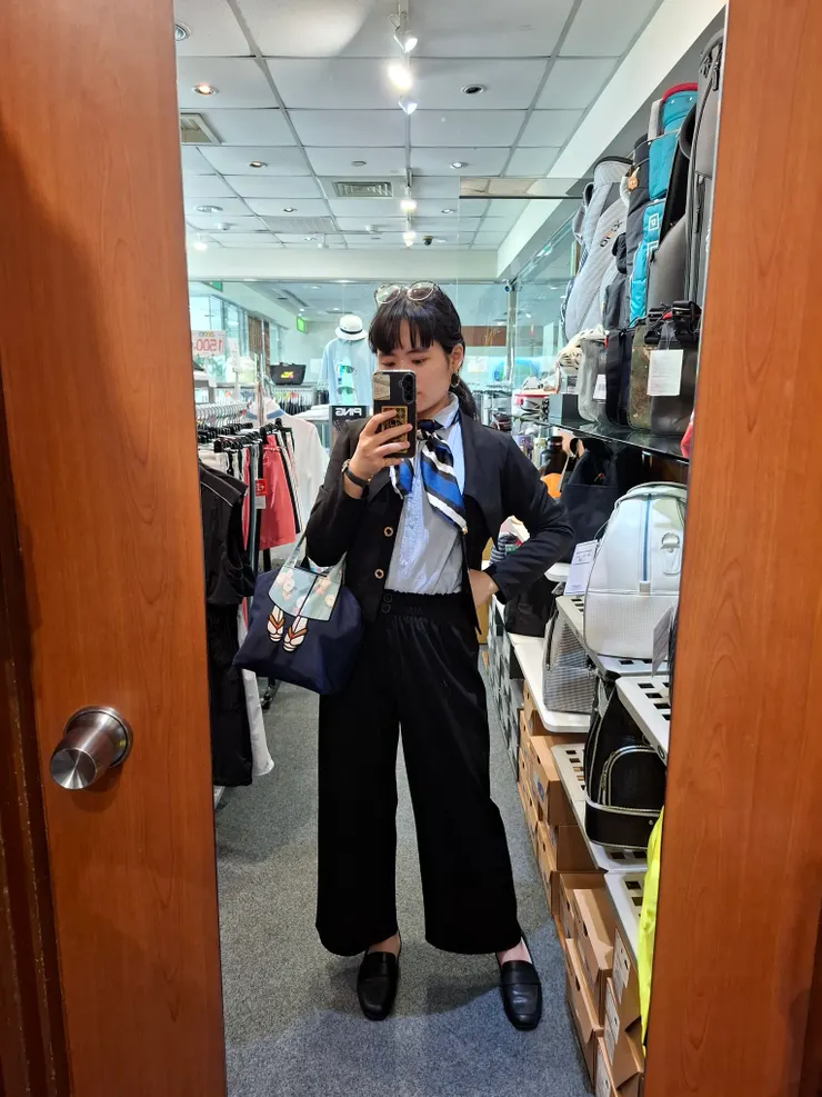 剛入職的時候，以褲裝、女士西裝外套、黑皮革高跟鞋跟海藍色絲巾增加專業感。