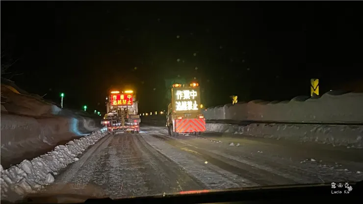半夜工作的鏟雪車