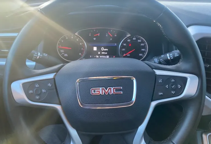 暖氣的聲音、手套的觸感、玻璃上的霜，都是旅程的開場。