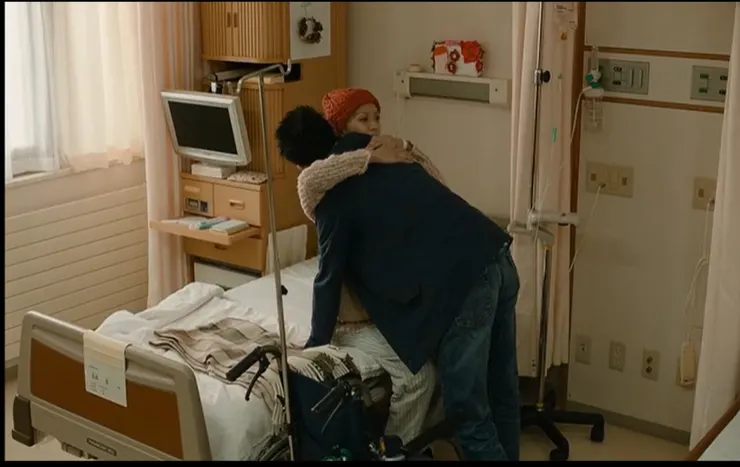 香織最後因癌症復發而過世,漣也經歷了生離和死別,圖片來源:「系」電影劇照