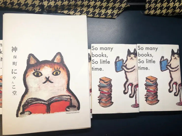 紙書套是日本傳統書店的獨特文化,每家老書店都會有自己的紙書套,甚至會有自家的折法。