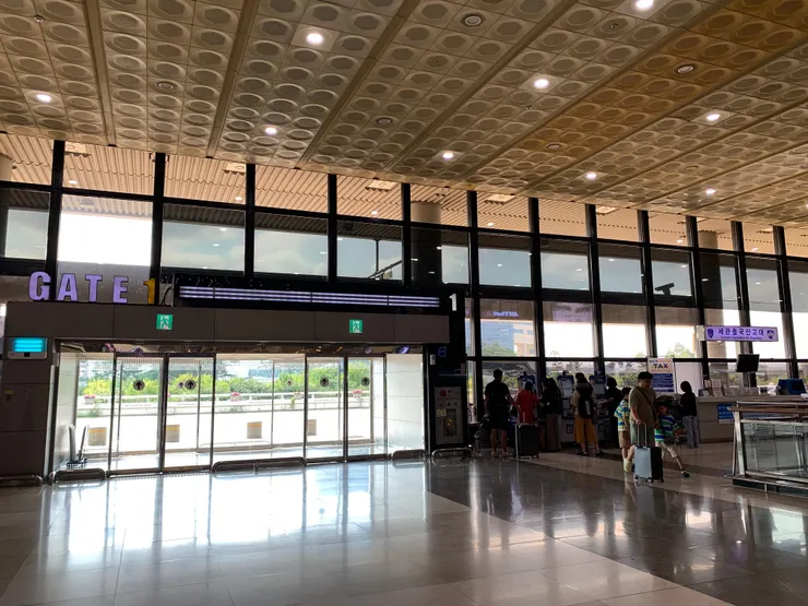 金浦機場2F， 請直奔「GATE 1」，自動退稅機就在旁邊。