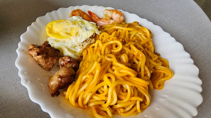 儒儒做的鐵板麵還有加荷包蛋、煎雞肉和大蝦仁!超級豪華!