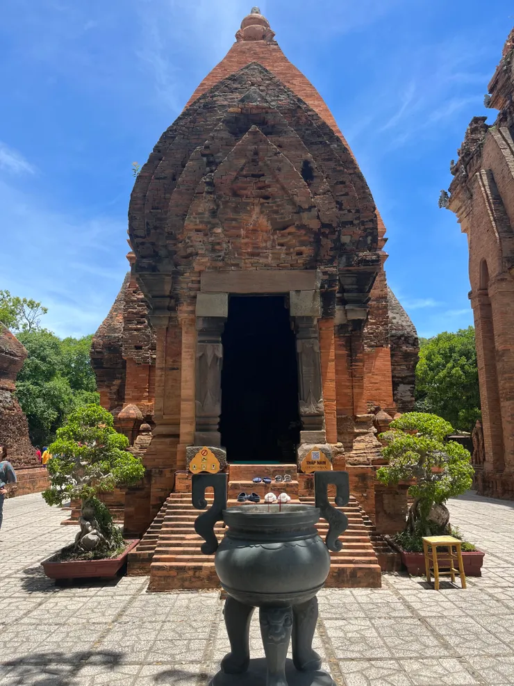 占婆王國時期的的古印度教遺址—婆那加塔，供奉占婆神話中的母神「Yang Po Inu Nagar（天依女神）」，具有土地、生育與戰鬥力量的象徵，位於越南芽莊市。