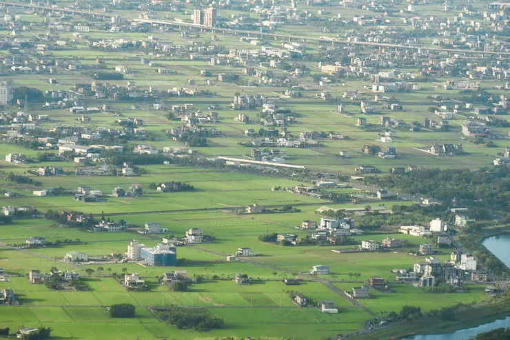 遠眺從冬山車站出站的新自強。