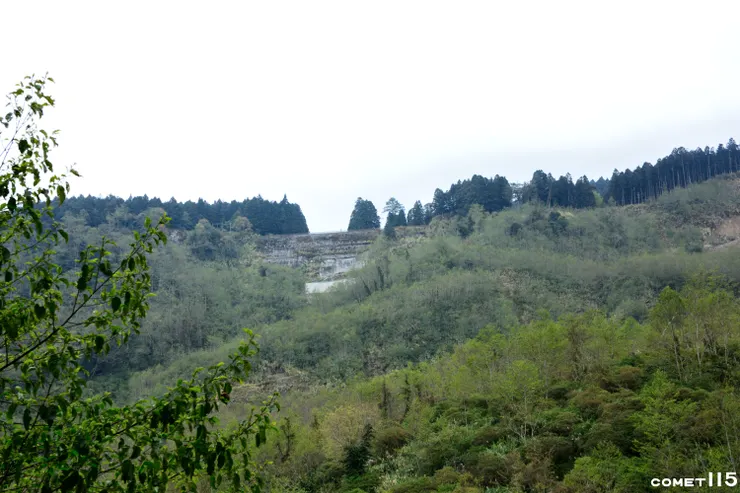 遠遠地就可以看見二萬平車站的護欄