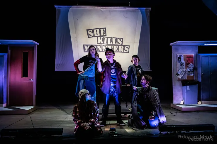 演的是龐克emo高中生