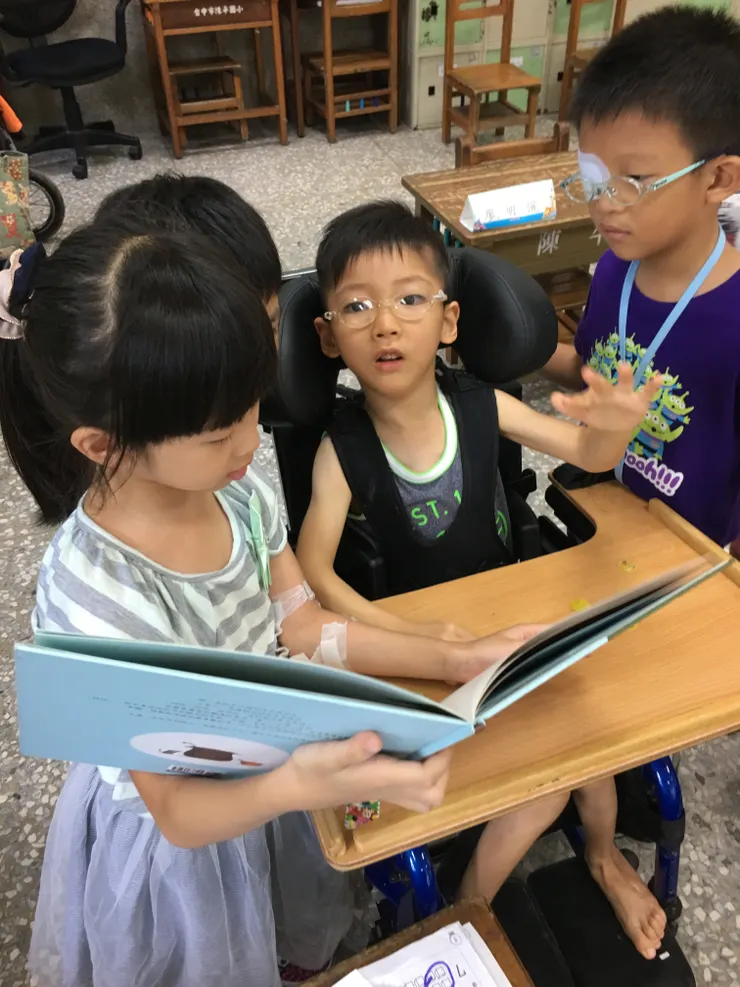 因為參加體驗營，遇到了很棒的女孩天天都來講故事給子祐聽。〔2017〕