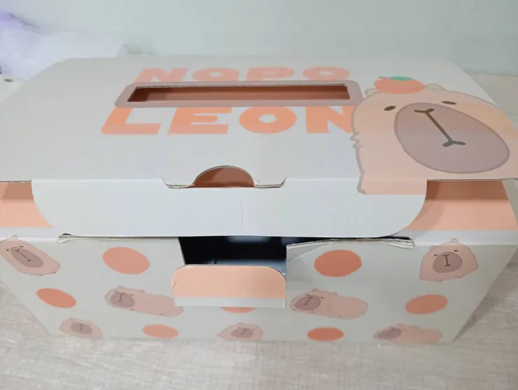 這就更神奇了，是家長某年送的禮盒，拿來當袋子的家，順便時時紀念被愛的瞬間