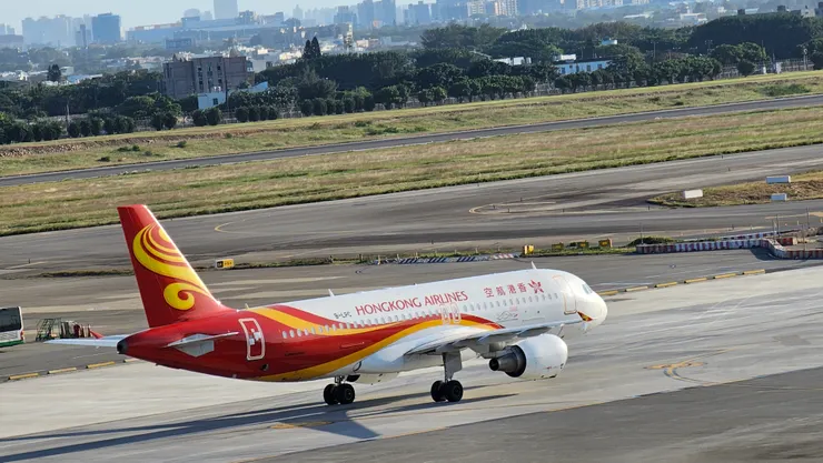 這是香港航空的空中巴士A320型窄體單走道客機