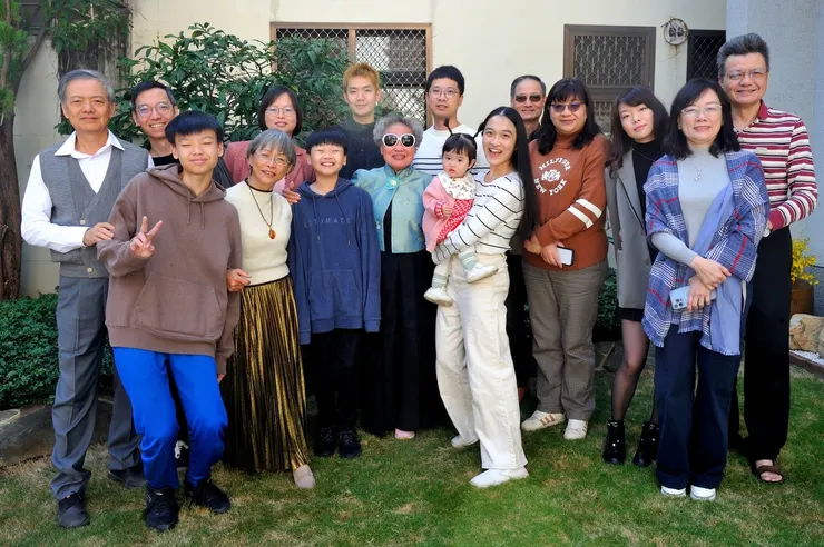 【凝結流光年初一循例全家大合照 歲月推移無聲就在當下盡情歡笑】