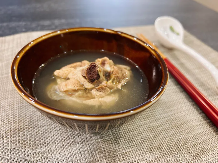 冬至那天，媽媽叫我回家喝雞湯，還給我煮了湯圓。