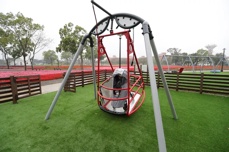 桃園花舞霄裏輪椅盪鞦韆