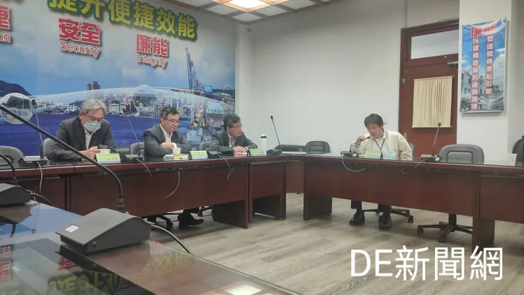 基隆關務長陳世鋒(左二)強調，車輛內部改裝輪椅之座車，均應依照規定辦理，才能申請退還貨物稅。(記者曾金萬/攝).