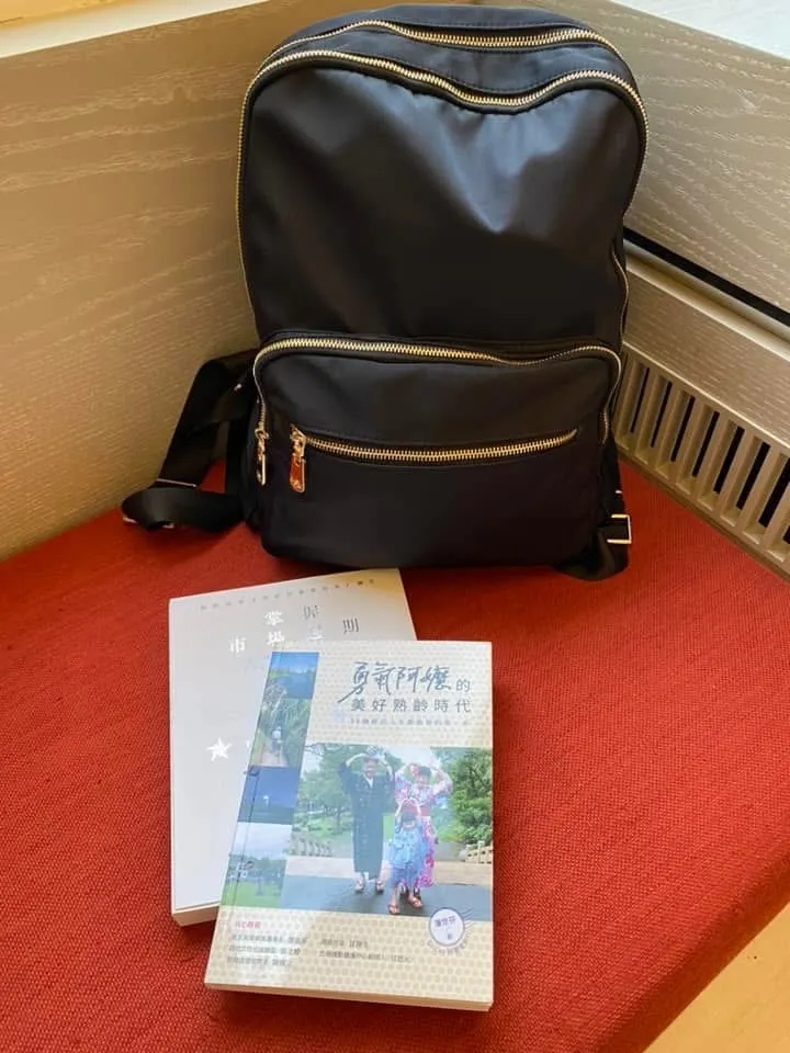 父子去玩，我都房間看書