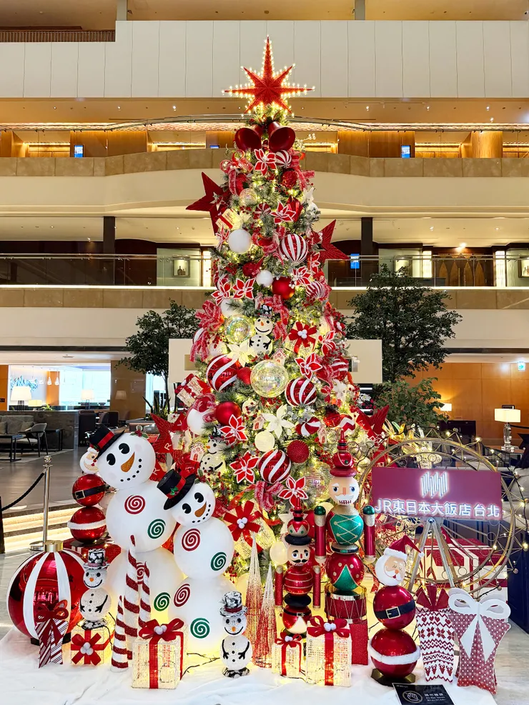 JR東日本大飯店台北「甜蜜聖誕嘉年華」的主題聖誕樹高3.5米，打造聖誕歡欣場景。