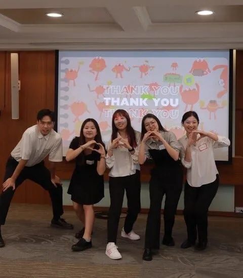 跟組員們的合照～上圖為開會討論；下圖為期末當天的合影。簡報那一頁充滿我畫的 Maru醬 XD，很感激組員對我畫的圖的愛戴