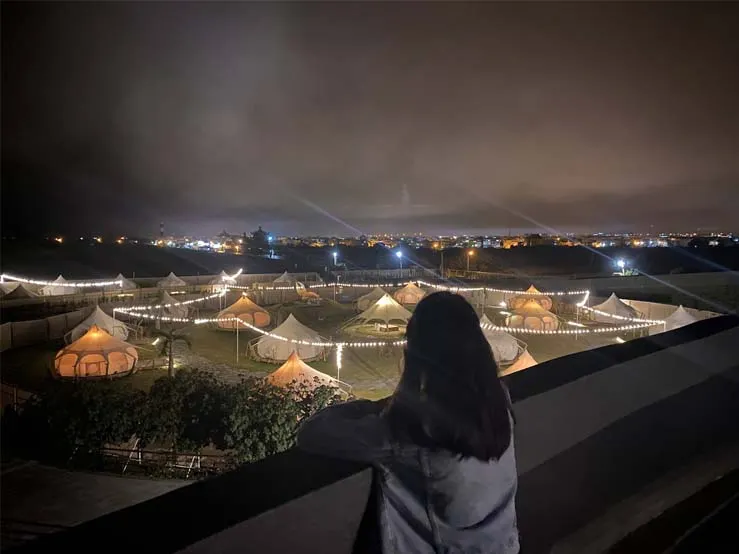 可能是 1 人和照明的圖像