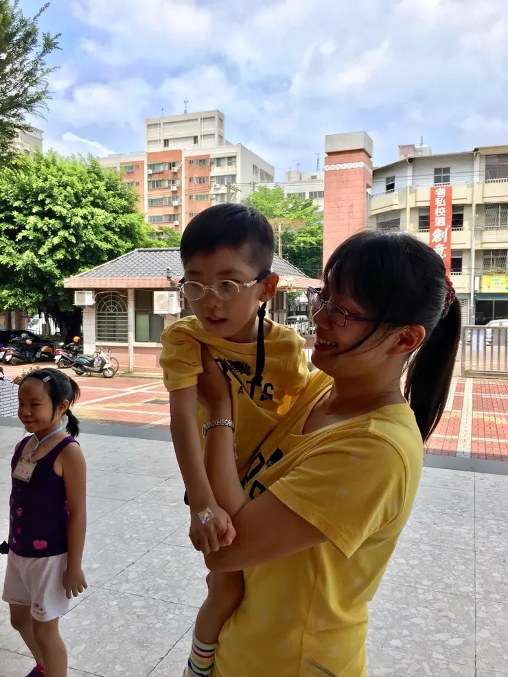 抱著他參與，就成為活動的一份子了。