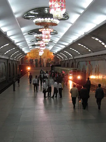 五彩吊燈與｢革命｣、風景壁畫，略有莫斯科地鐵的味道。