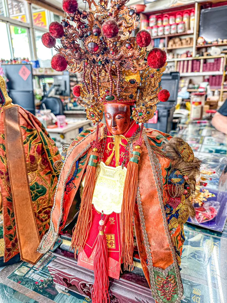 龍益行｜#台南佛具店・#金紙店・#宗教百貨・#神主牌雕刻・#拜拜用品 專精 #神主牌雕刻 與 #祖先牌位製作，提供 #佛具、#金紙、#神桌、#拜拜用品 等完整祭祀用品。 服務包含：#擇日安神位、#安祖先、#神桌安裝，並支援 外縣市宅配，讓您安心完成祭祀。