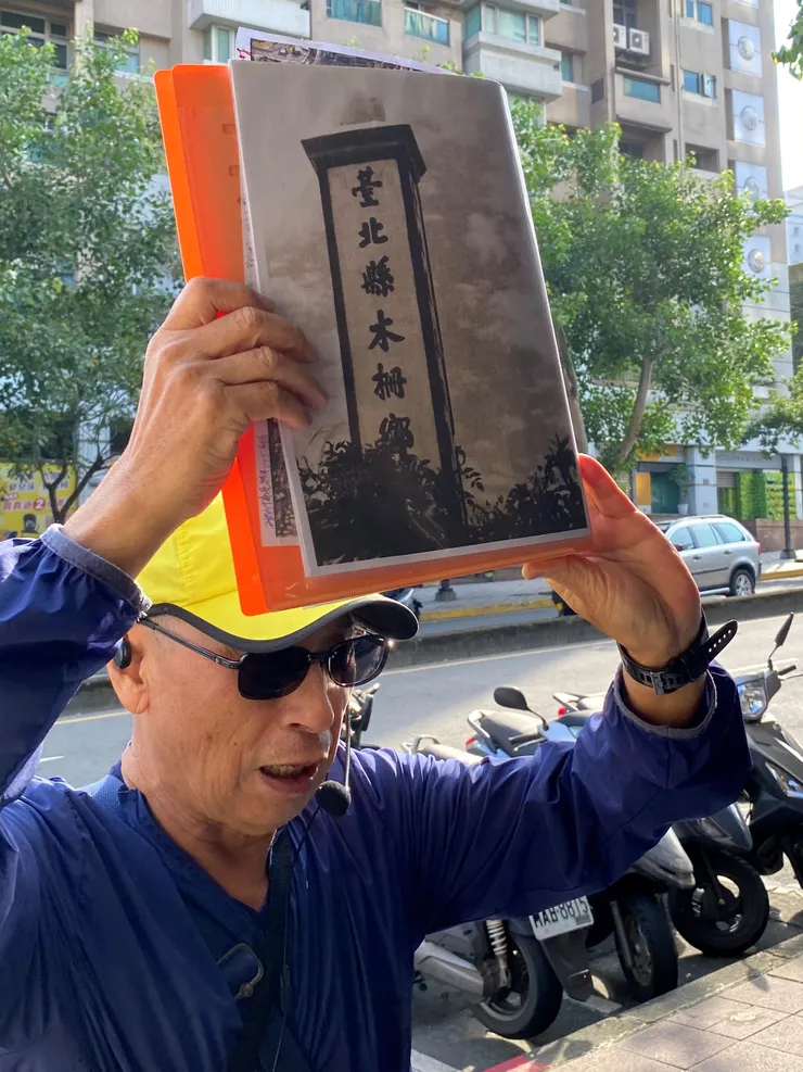 這個路口原本立著一塊斗大的路標「台北縣木柵鄉公墓」