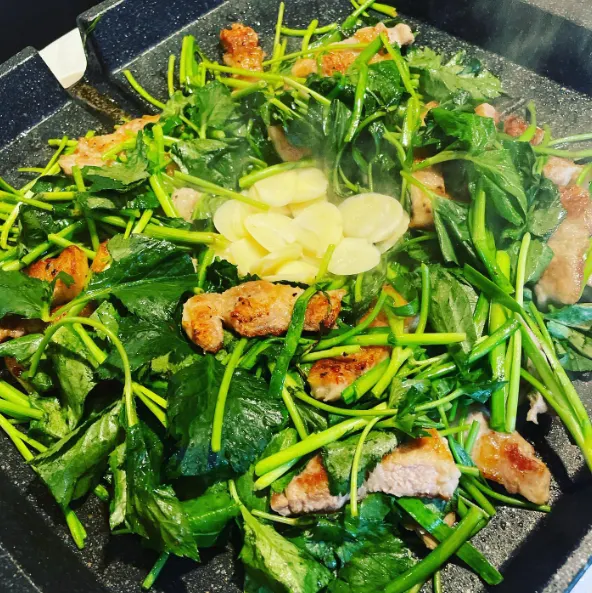 水芹五花肉(미나리삼겹살)  | 圖片來源 拔草的豬 instagram