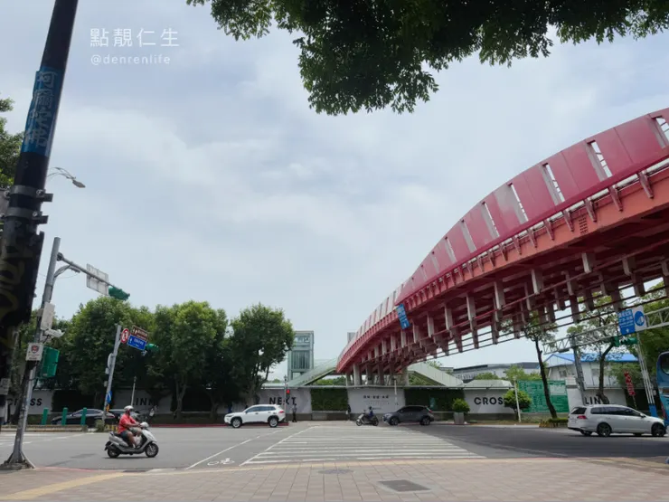 總之就是捷運出站後花博園區直走到底 就會看到這座橋