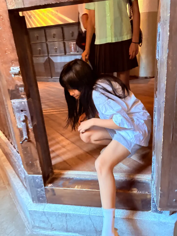 牢房的門很小，犯人不能太肥😂，我猜應該是防止犯人直身容易衝出來，所以才設計需要屈身才能進出的小門