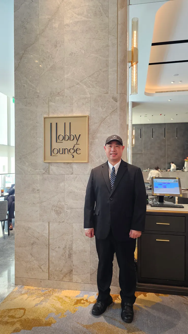 我在台北漢來大飯店的大廳酒廊!帽子和老爸借來拍照!