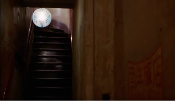 描述蘇麗珍前往新加坡周慕雲租屋處的樓梯空鏡頭。