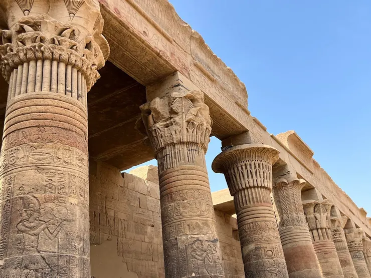 每根圓柱的雕刻圖像都不同