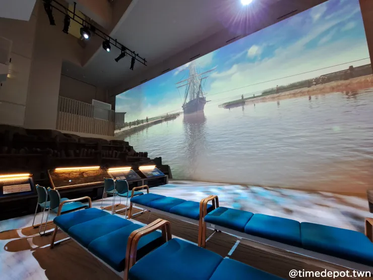 搭配左手邊的1:1木樁護岸的大螢幕影片，臨場感十足